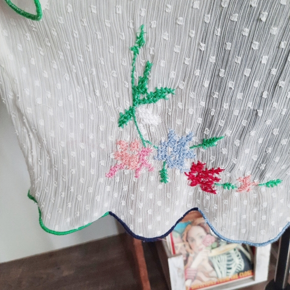 Sheer white top with floral embroidery - Picture 3 of 6